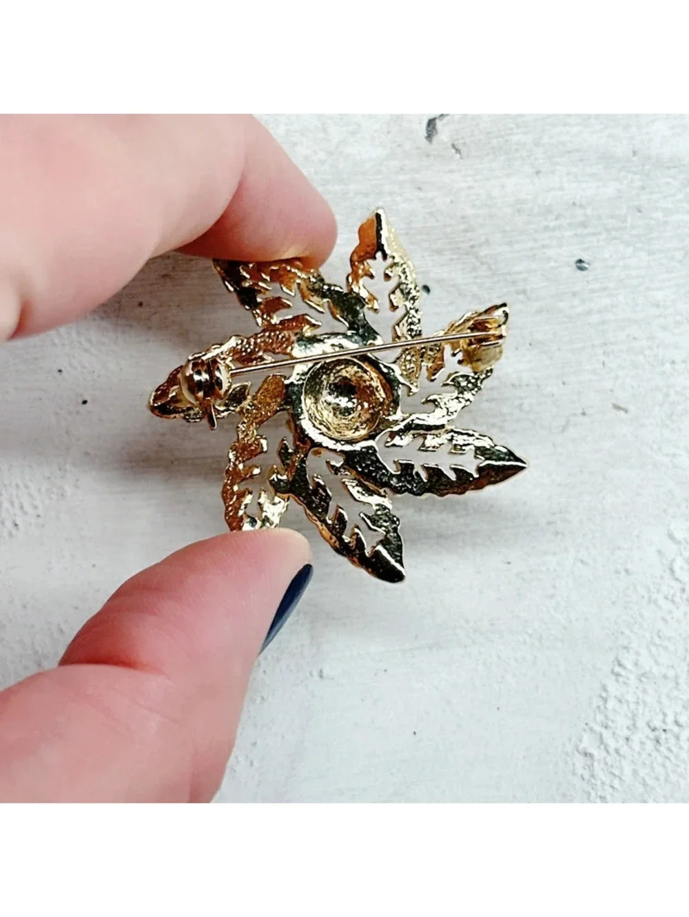 1054mc. Goldtone Floral Brooch